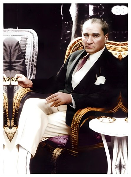 Atatürk Asil Durus Altın Vurgulu Sandalye Canvas Tablo