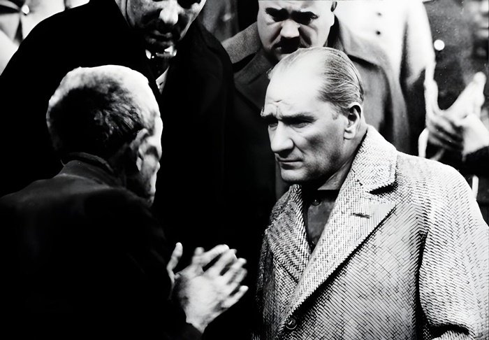 Atatürk Un Dinlerken Cevresindeki Insanlarla Diyalogu Canvas Tablo