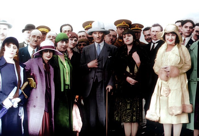 Atatürk Ve Cumhuriyet Kadınları Renkli Portre Canvas Tablo