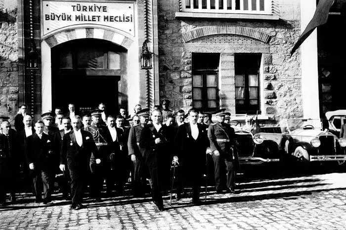 Atatürk Meclis Önünde